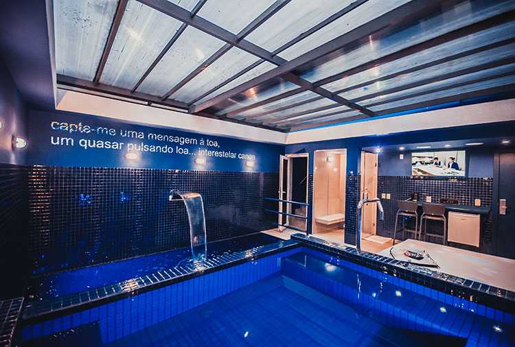 imagem de uma suíte com piscina